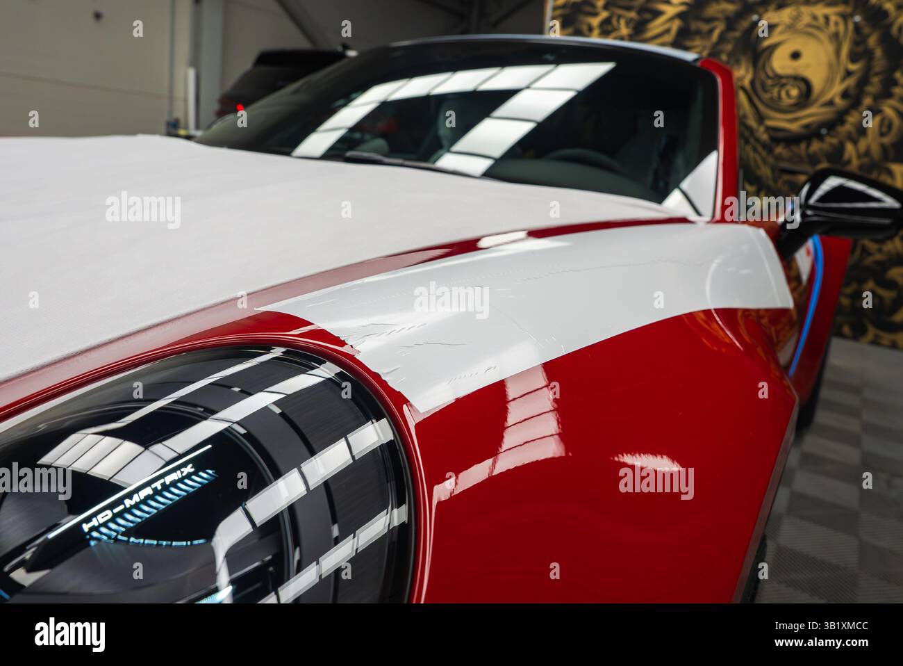 Gros plan de Red 2025 Porsche 911 GT3 922 avec enveloppe protectrice Banque D'Images