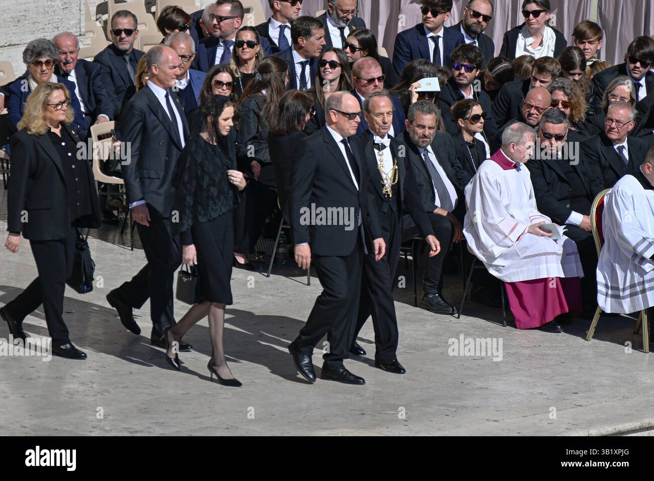 VATICAN, VATICAN - AVRIL 26 :Monaco le Prince Albert II (R2) et son épouse Charlene Wittstock arrivent avant la cérémonie funéraire du pape François à la place Saint-Pierre au Vatican le 26 avril 2025 arrive aux funérailles du pape François à la place Peters le 26 avril 2025 à la Cité du Vatican, Vatican. Le pape François est décédé le 21 avril à l’âge de 88 ans. Né en Argentine sous le nom de Jorge Mario Bergoglio, il a été le premier latino-américain et le premier jésuite à devenir pape lorsqu'il a été élu en 2013. Prenant le nom de François d'après Saint François d'assise, il a promu une version plus humble de la papauté que beaucoup de O. Banque D'Images