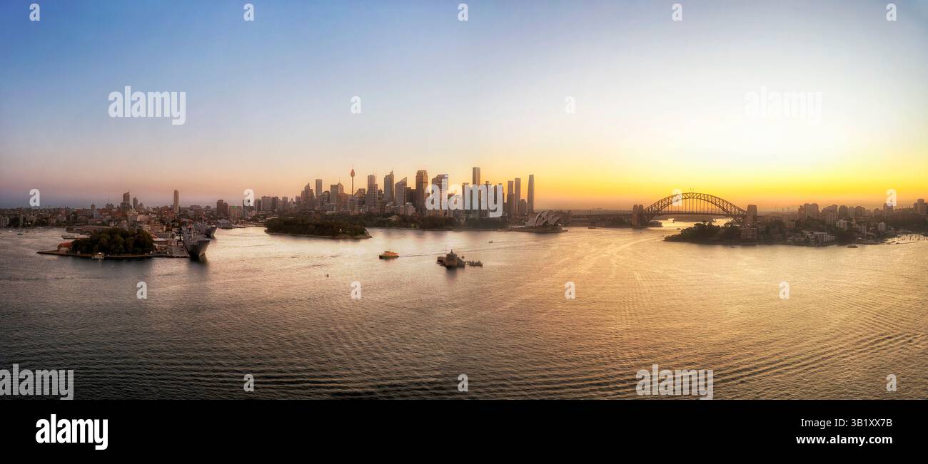 Panorama coloré du coucher du soleil sur le front de mer de la ville de Sydney en vue aérienne. Banque D'Images