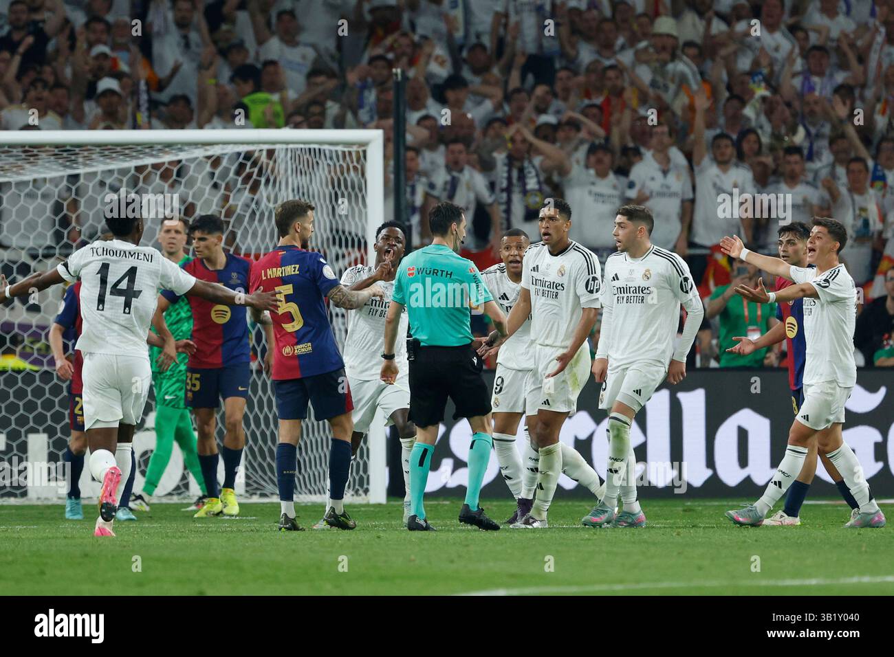 Real Madrid players argue with referee Ricardo De Burgos Bengoetxea during the Spanish Copa del Rey final soccer match between Barcelona and Real Madrid at Estadio de La Cartuja stadium in Seville, Spain, Saturday, April 26, 2025. (AP Photo/Joan Monfort) Banque D'Images