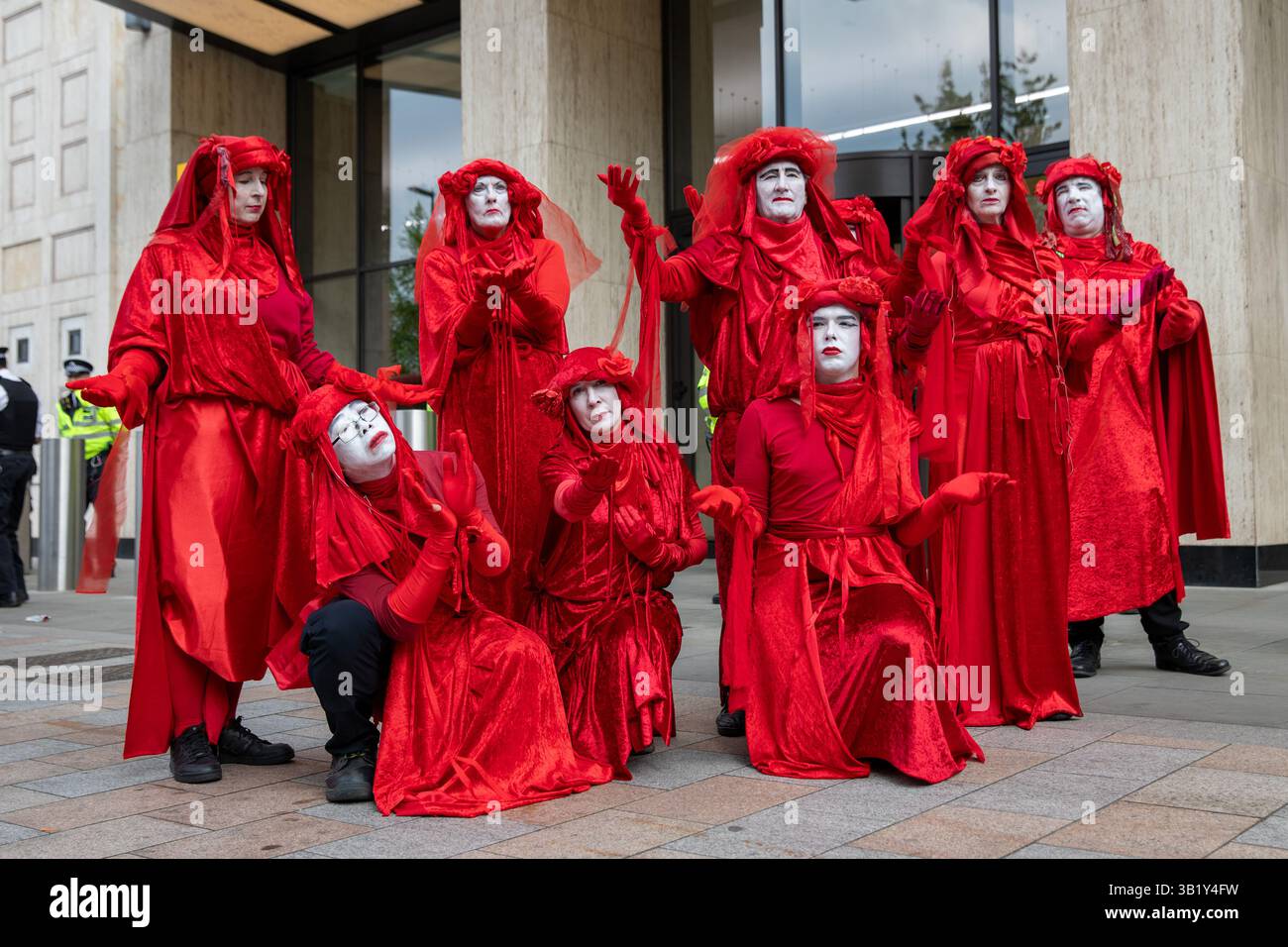 Londres, Royaume-Uni. 26 avril 2025. Londres, Royaume-Uni. 26 avril 2025. Extinction Rebellion Red Brigade se produit devant le quartier général de Shell pendant la manifestation. Après avoir annoncé leur dissolution, le groupe d'action climatique Just Stop Oil a organisé une dernière manifestation dans le centre de Londres. Après plusieurs années d’action directe à travers le pays, notamment le blocage des routes et le jet de peinture sur les bâtiments, les militants ont annoncé qu’ils avaient atteint leur objectif d’arrêter la délivrance de nouvelles licences pour l’exploration pétrolière. Crédit démonstrateur : SOPA images Limited/Alamy Live News Banque D'Images