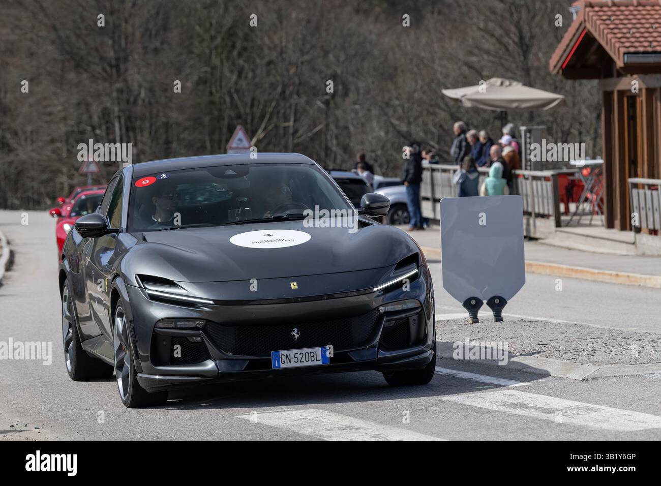 Le Valtin, France - vue sur une Ferrari Purosangue grise conduisant sur une route. Banque D'Images