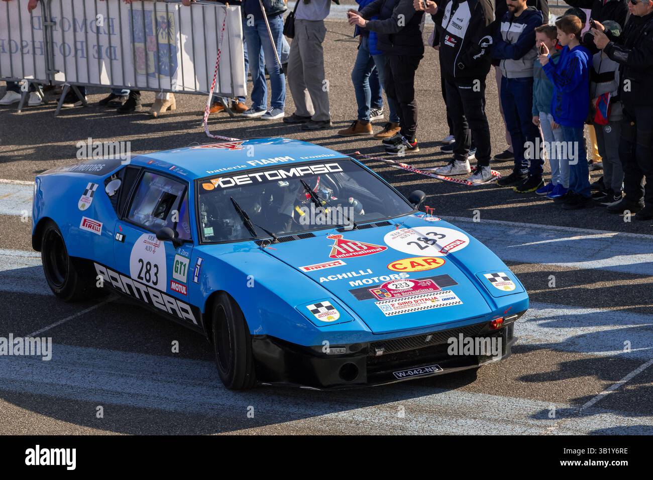 Biltzheim, France - vue sur un de Tomaso Pantera Gr. IV conduite sur un parking. Banque D'Images