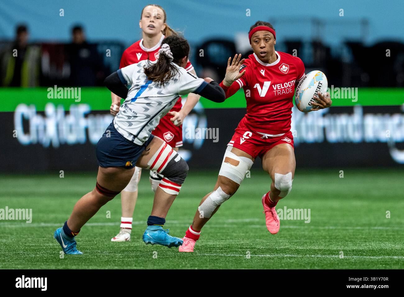 Vancouver, Canada. 21 février 2025. L'organisme de bienfaisance canadien Williams court le ballon tout en bloquant l'espagnole Marta Fresno alors que la canadienne Carissa Norton regarde pendant l'action de rugby féminin Vancouver Sevens, à Vancouver, le vendredi 21 février 2025. Crédit : la presse canadienne/Alamy Live News Banque D'Images
