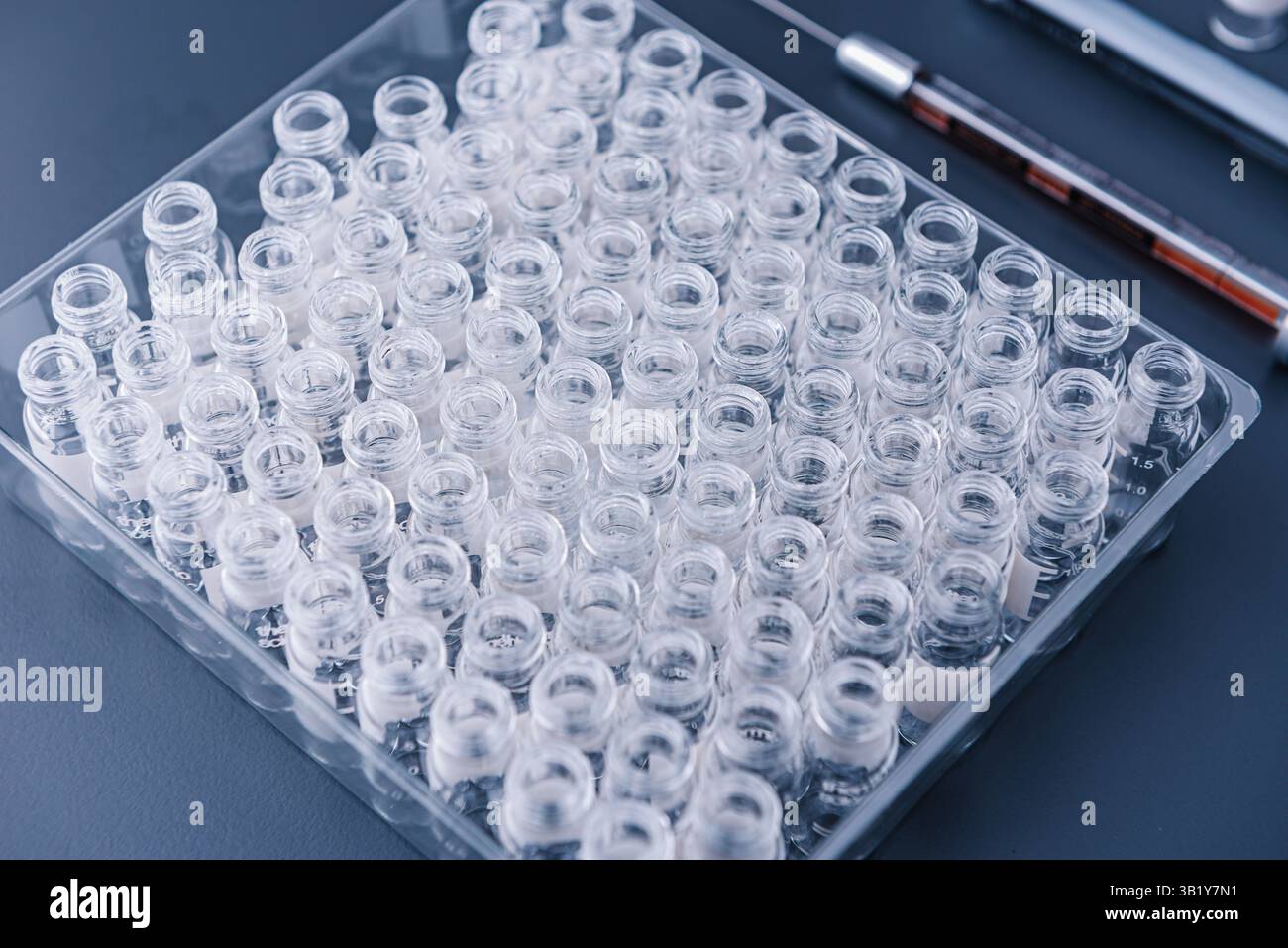 Gros plan, flacons de verre vides dans le laboratoire chimique. Science, médecine, expérimentation, chimie, recherche et concept de soins de santé Banque D'Images