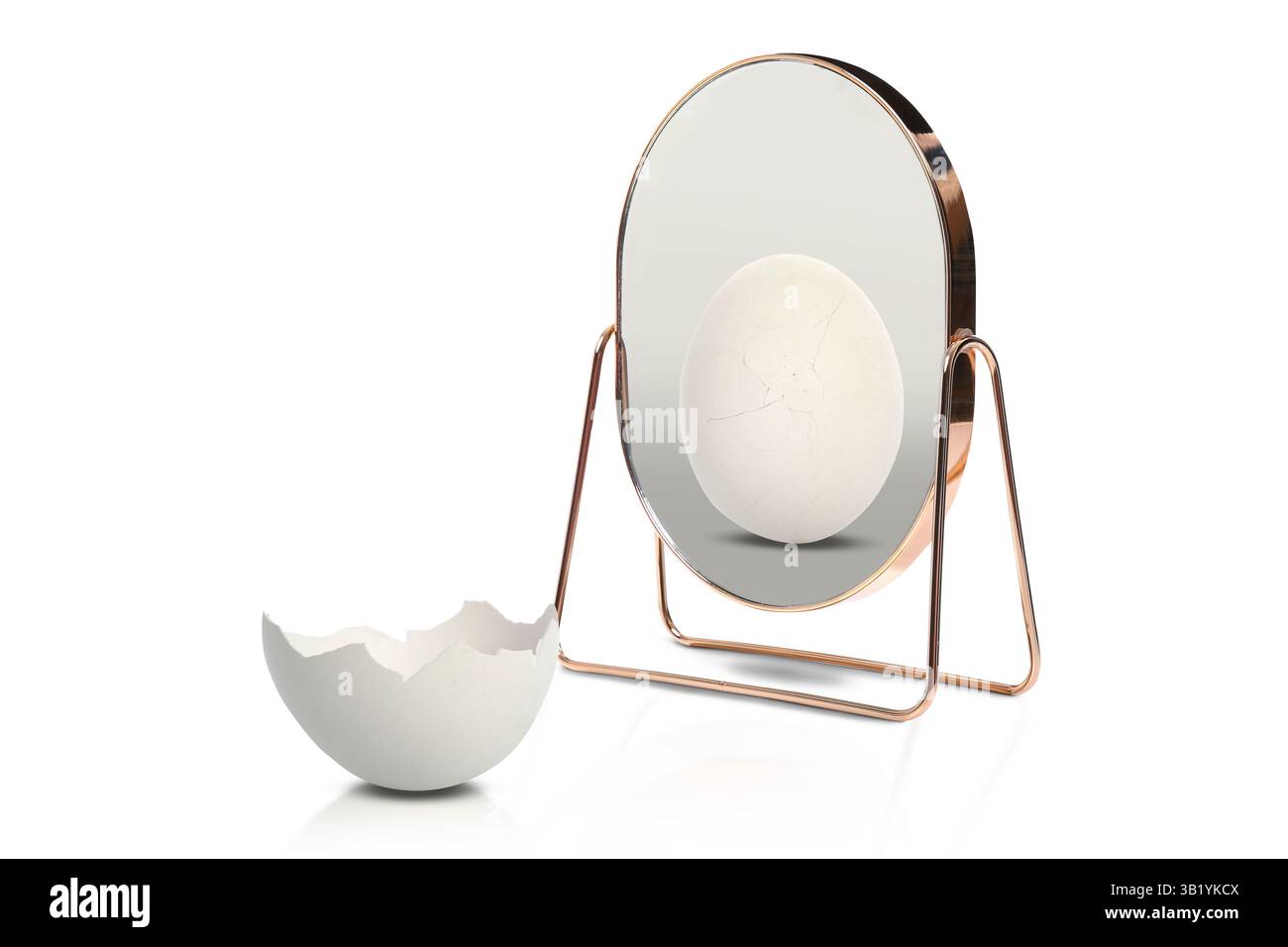 Oeuf craqué reflétant dans le miroir dans son ensemble, fond blanc. Opposé, contraste, différence Banque D'Images