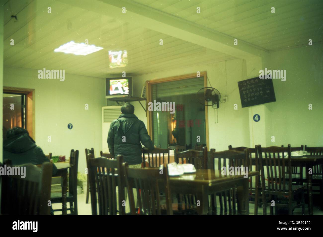 Diffusion télévisée d'un discours politique dans un restaurant, 2012 Banque D'Images