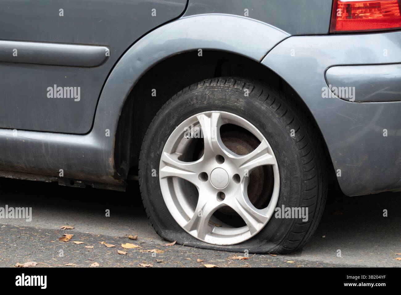 OSTRAVA, TCHÉQUIE - 16 DÉCEMBRE 2023 : voiture Citroën C3 bleue avec pneu arrière plat et jante en alliage Banque D'Images