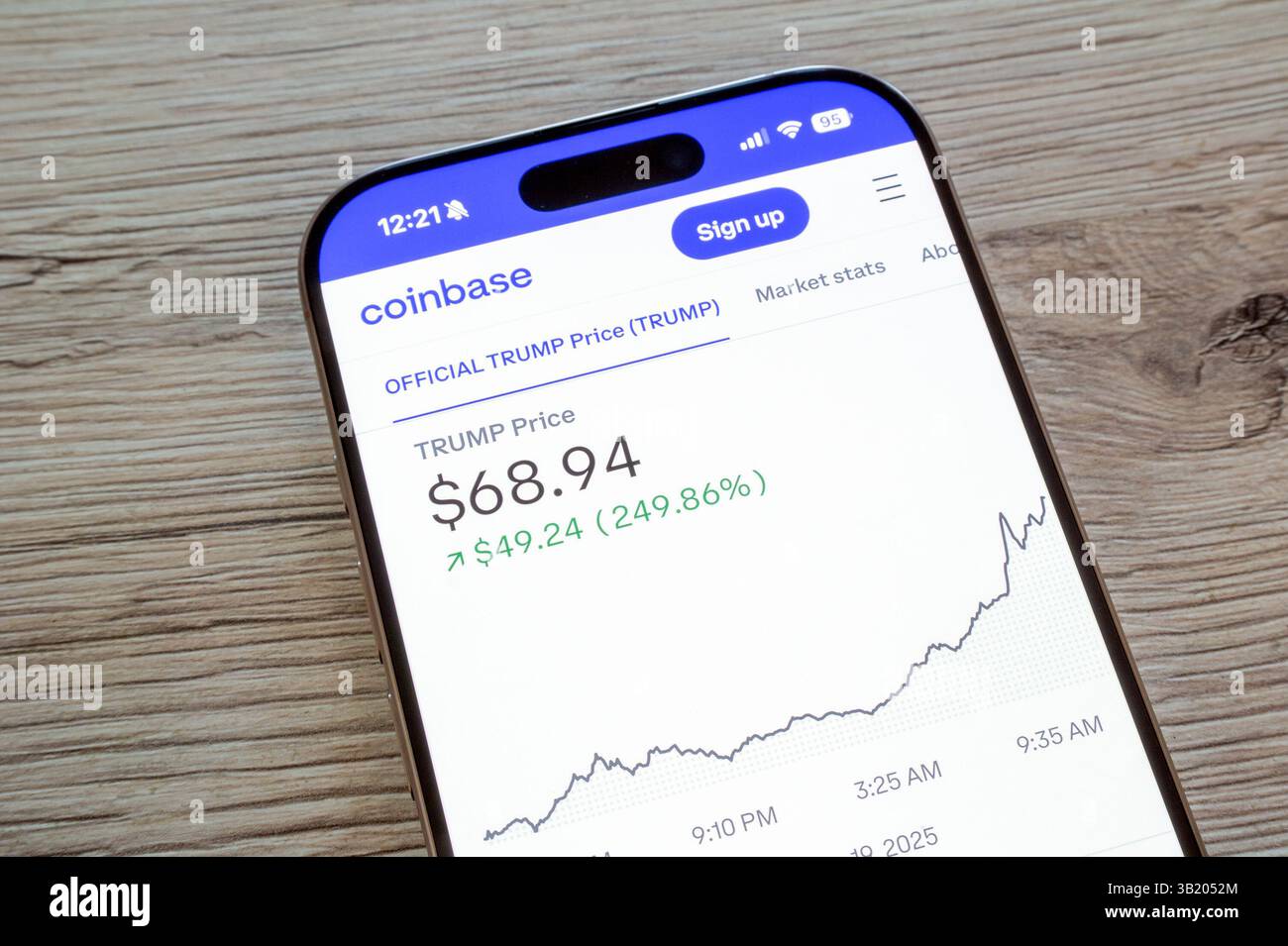 OSTRAVA, TCHÉQUIE - 19 JANVIER 2025 : site Web Coinbase avec le prix officiel de la crypto-monnaie TrumpCoin TRUMP et le graphique Banque D'Images