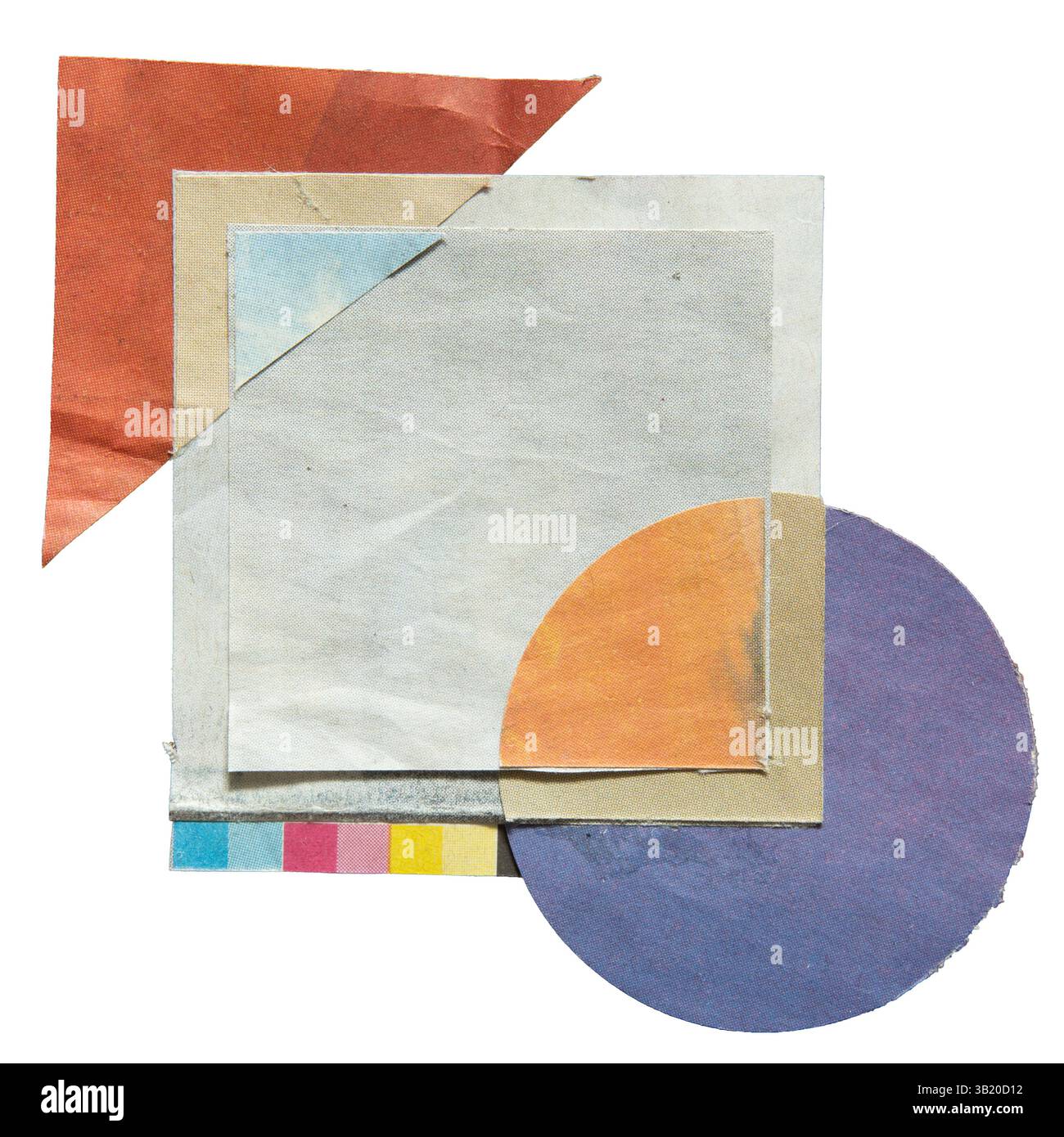 Boîte de texte de forme géométrique abstraite faite de papier journal sur fond blanc avec chemin de détourage Banque D'Images