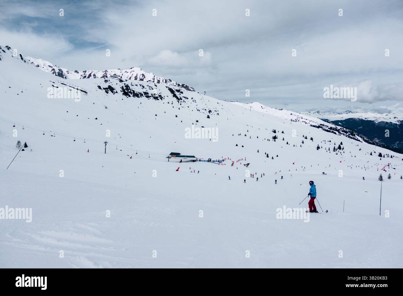 Skieurs dans la station de ski de Courchevel 1850, France Banque D'Images