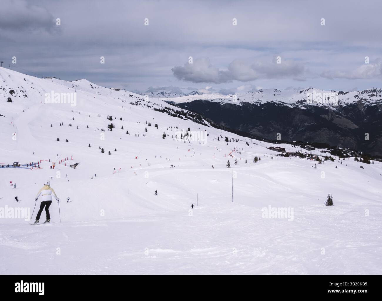 Skieurs dans la station de ski de Courchevel 1850, France Banque D'Images