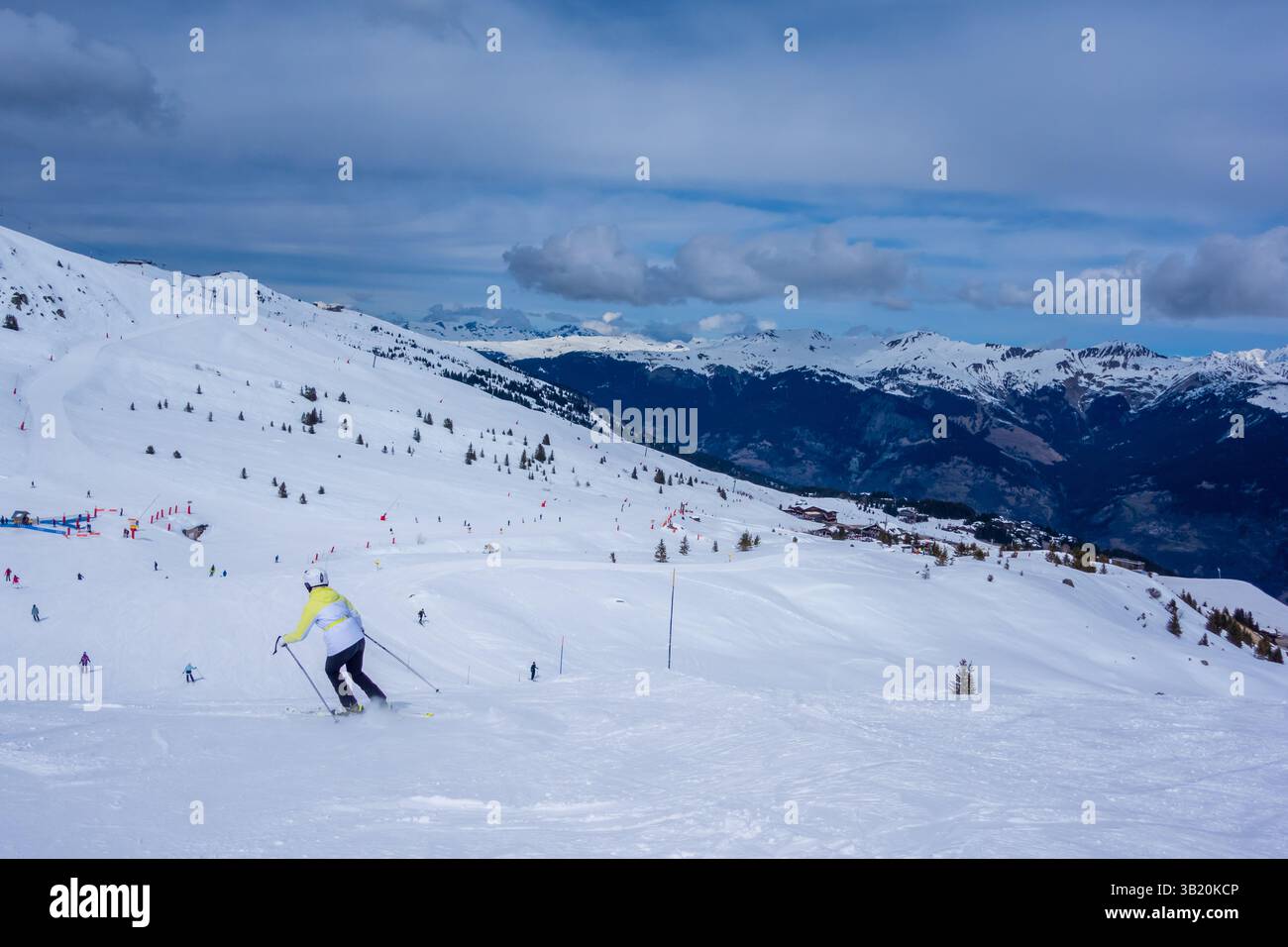 Skieurs dans la station de ski de Courchevel 1850, France Banque D'Images