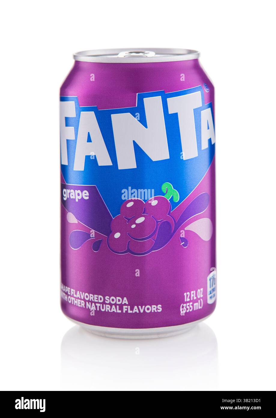LONDRES, Royaume-Uni - 29 AVRIL 2025 : boisson gazeuse Fanta soda avec saveur de raisin foncé sur blanc. Banque D'Images