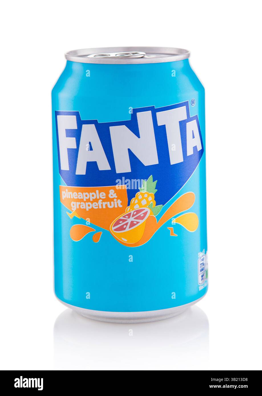 LONDRES, Royaume-Uni - 29 MARS 2025 : boisson gazeuse Fanta soda avec ananas et pamplemousse sur blanc. Banque D'Images