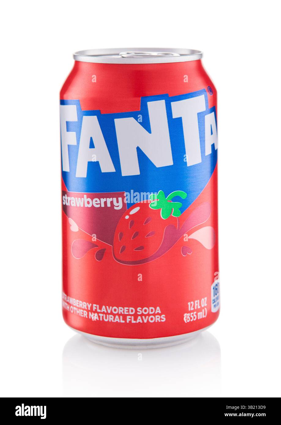 LONDRES, Royaume-Uni - 20 MARS 2025 : boîte en aluminium de boisson gazeuse Fanta soda avec fraise sur blanc. Banque D'Images