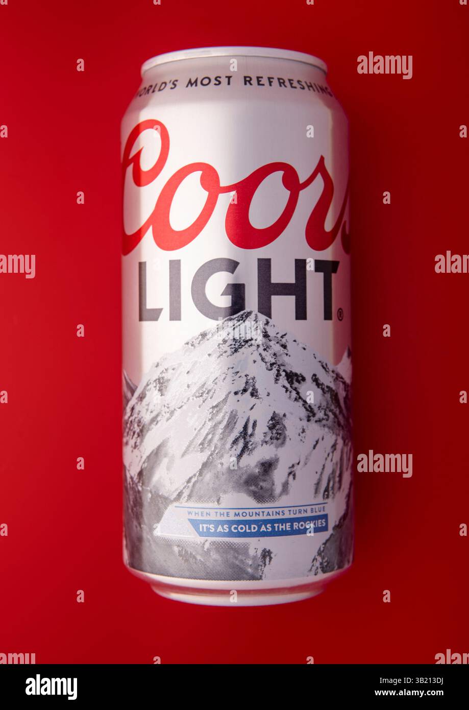 LONDRES, Royaume-Uni - 01 MARS 2025 : Coorls Light original Lager Beer en aluminium étain sur rouge. Banque D'Images