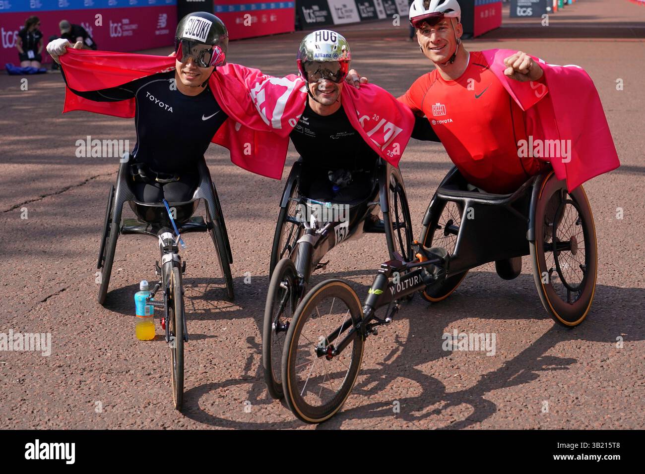 Marcel Hug, centre, of Switzerland winner of the Men's wheelchair race, with second placed Tomoki Suzuki of Japan, left and Jetze Plat of the Netherland, third, pose for photographs at the London Marathon, Sunday, April 27, 2025. (AP Photo/Alberto Pezzali) Banque D'Images