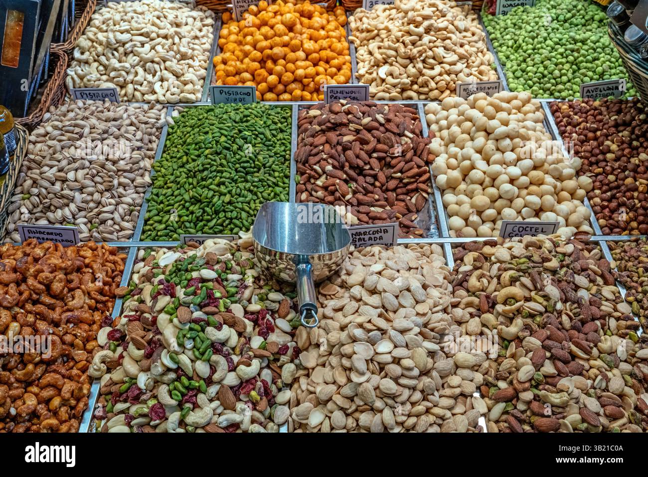Différents types de noix et de fruits secs vus sur un marché à Barcelone, Espagne Banque D'Images