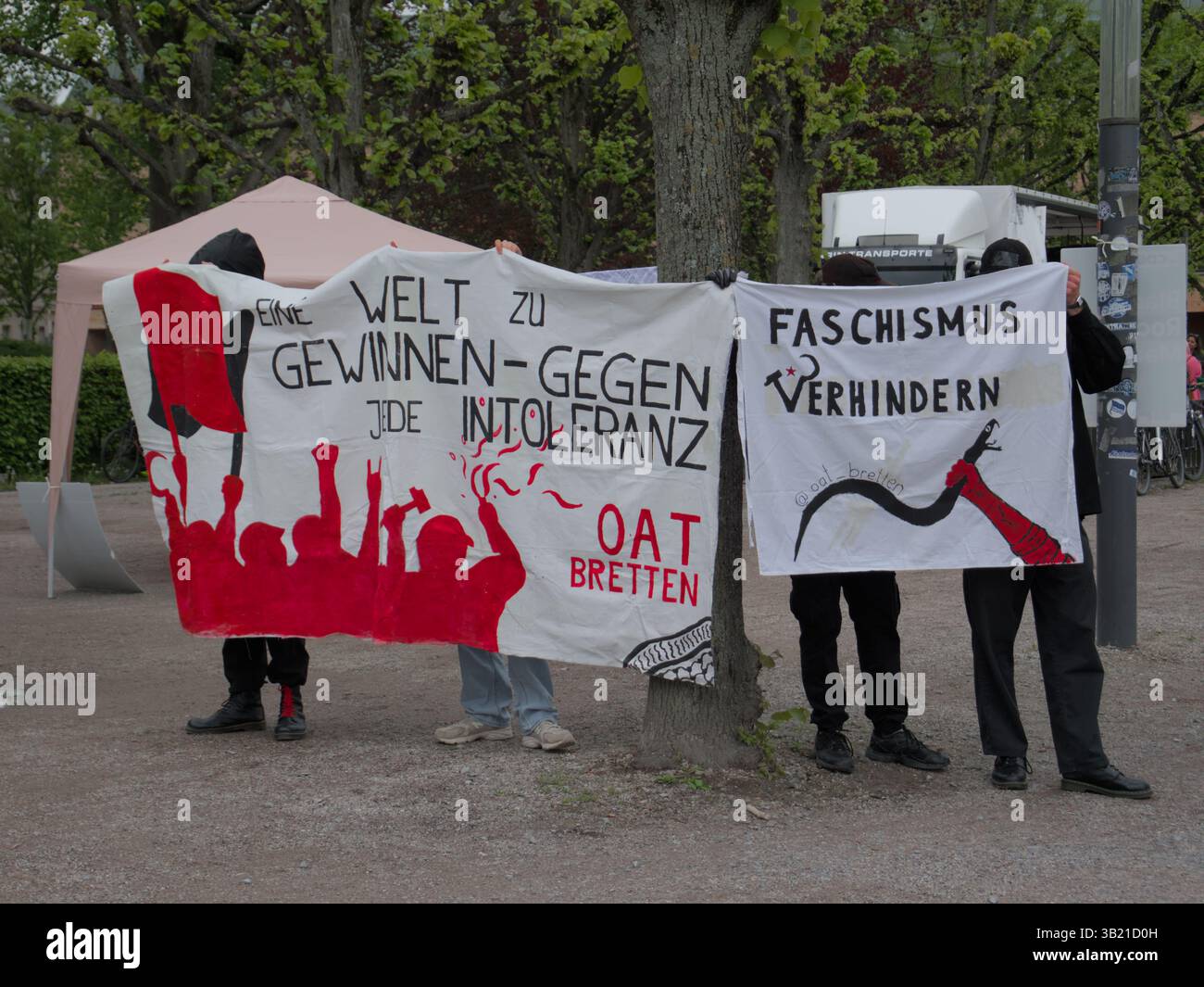 Manifestation pacifique avec des bannières politiques plaidant pour l'acceptation et l'égalité, contre l'intolérance et le fascisme, Karlsruhe Banque D'Images
