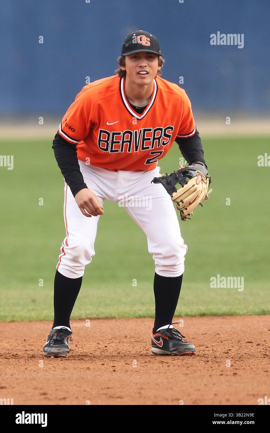 20 février 2011 : Short stop #2 carter Bell des Oregon State Beavers est prêt contre les Bulldogs de Fresno State. (Crédit image : © Ken Weisenberger/Cal Sport Media/ZUMAPRESS.com) Banque D'Images