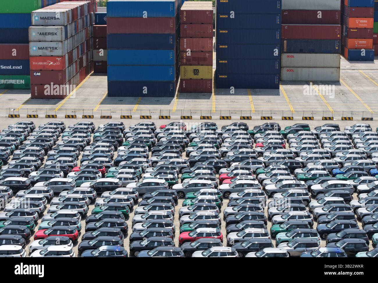 SHANGHAI, CHINE - 27 AVRIL 2025 - Un grand nombre de véhicules électriques en attente d'exportation sont stationnés sur un quai du port de Shanghai, en Chine, le 27 avril 2025. (Photo CFOTO/Sipa USA) Banque D'Images