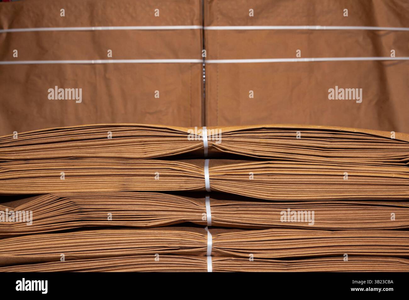 Piles pliées de sacs en papier, gros plan. Banque D'Images