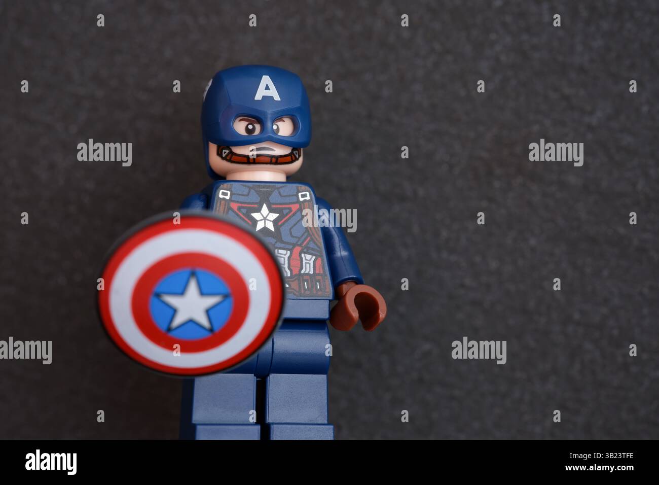 Tambov, Fédération de Russie - 18 mars 2025 figurine Lego Captain America avec bouclier sur fond noir Banque D'Images