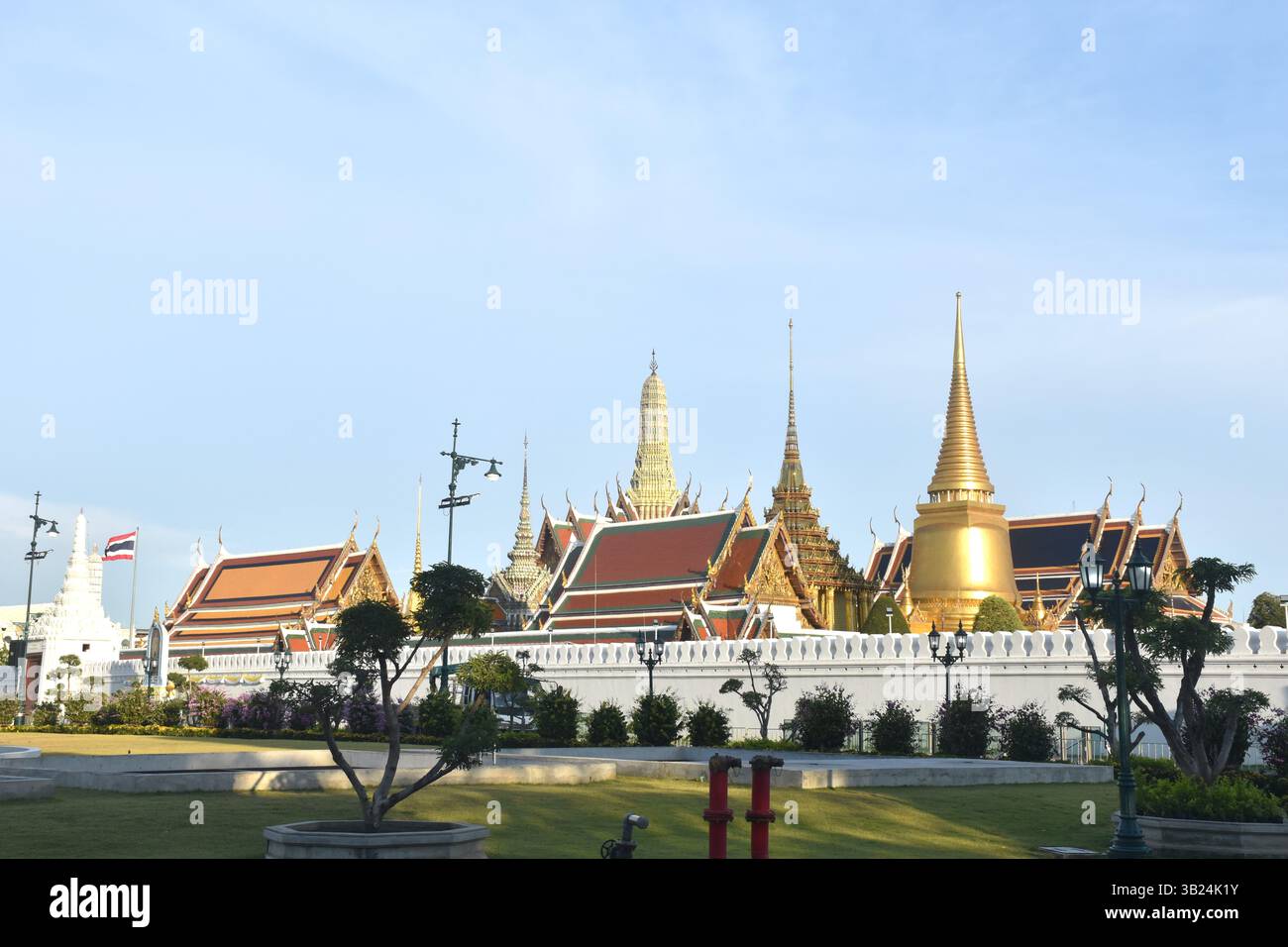 Temple de Bouddha émeraude ou Wat Phra Kaew lieu de voyage et point de repère en Thaïlande au coucher du soleil Banque D'Images