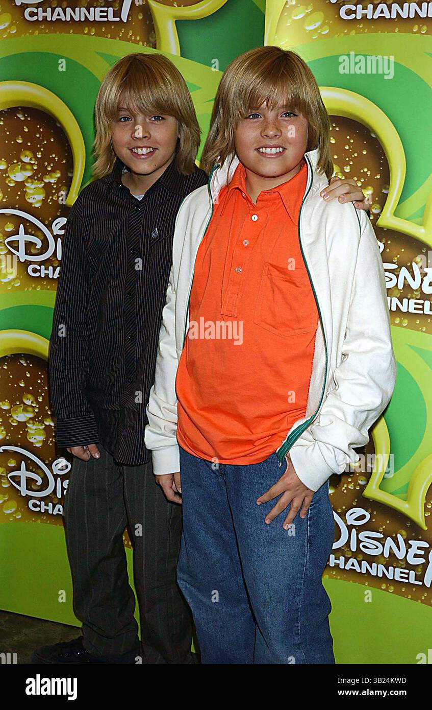 9 février 2006 - New York, New York, États-Unis - I10466KBA.DISNEY CHANNEL STARS SALUENT LA PRESSE SPLASHLIGHT STUDIOS NEW YORK New York 02-09-2006. - - 2006 . DYLAN SPROUSE. COLE SPROUSE(crédit image : © Ken Babolocsay/Globe photos/ZUMAPRESS.com) Banque D'Images