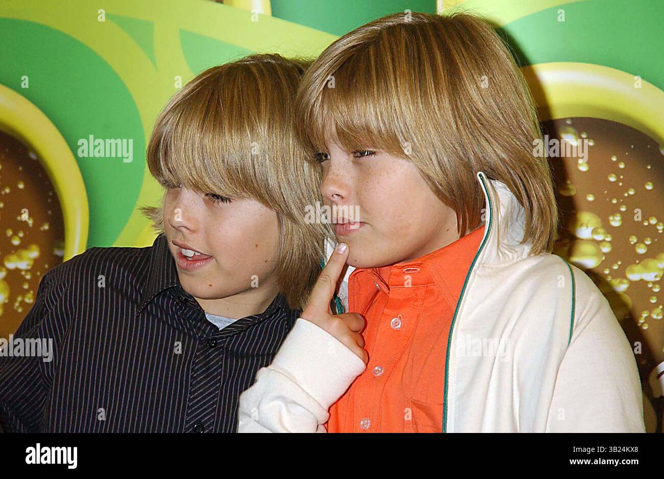 9 février 2006 - New York, New York, États-Unis - I10466KBA.DISNEY CHANNEL STARS SALUENT LA PRESSE SPLASHLIGHT STUDIOS NEW YORK New York 02-09-2006. - - 2006 . DYLAN SPROUSE. COLE SPROUSE(crédit image : © Ken Babolocsay/Globe photos/ZUMAPRESS.com) Banque D'Images