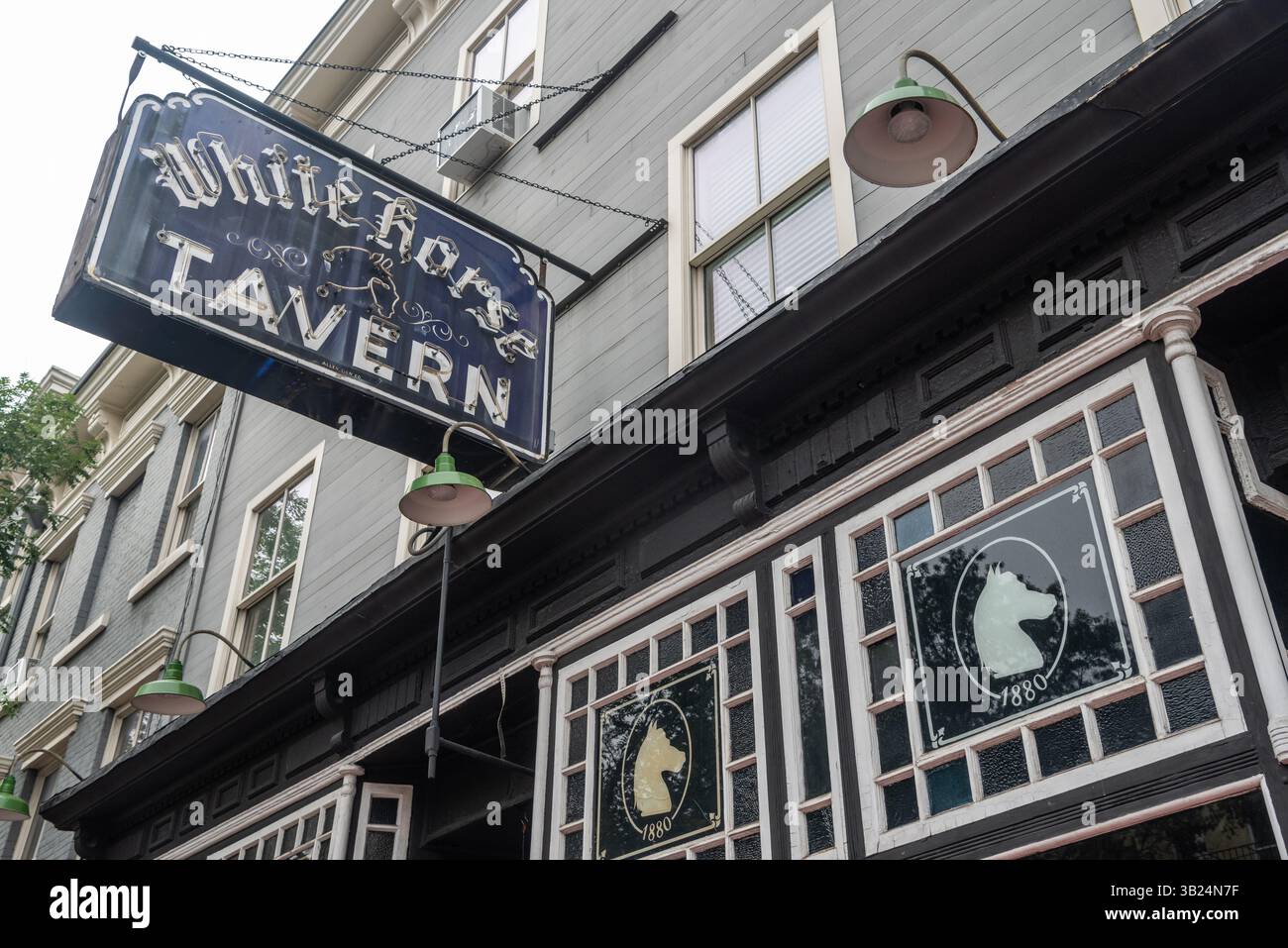 New York, États-Unis d'Amérique – 8 octobre 2018. Panneau et fenêtres de White Horse Tavern à New York. Situé dans l'arrondissement de New York de M Banque D'Images