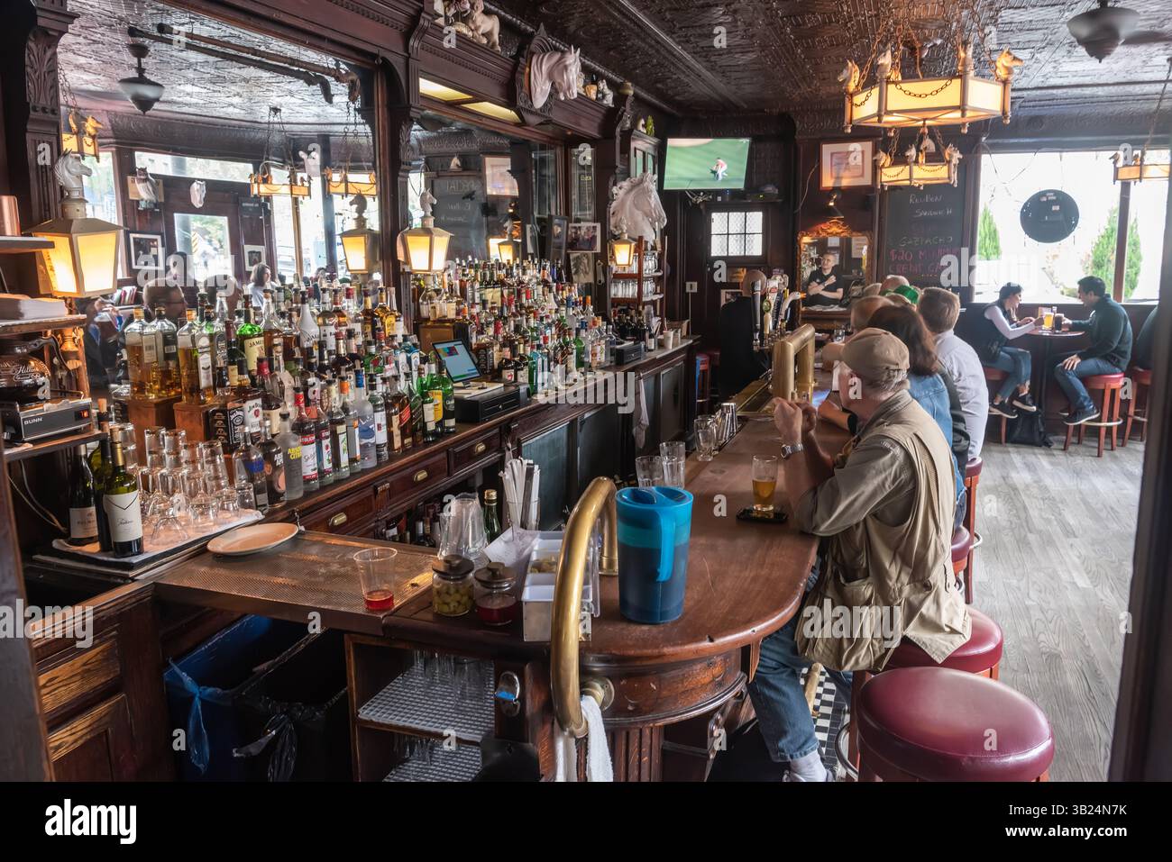 New York, États-Unis d'Amérique – 8 octobre 2018. Comptoir de bar à la White Horse Tavern à New York. Situé dans le quartier de ma Banque D'Images