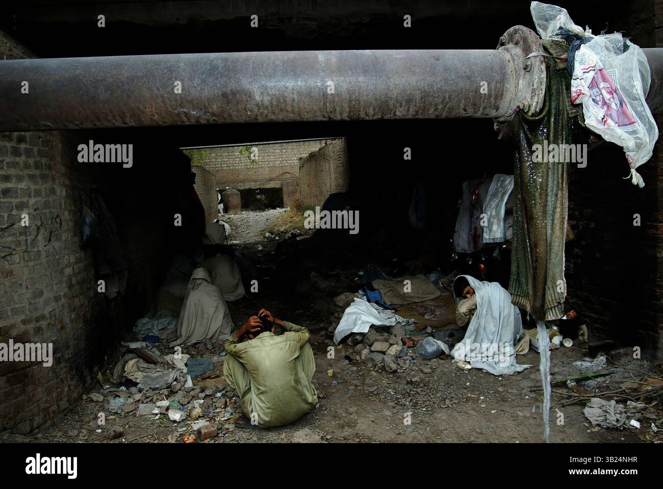 09 février 2009 - Peshawar, Pakistan - Peshawar a des dizaines de sites où les toxicomanes vivent dans de petites communautés, généralement sous des ponts ou dans des égouts, les rats et autres vermines. Des milliers d'héroïnomanes vivent sous les ponts de peshawar, dans l'ouest du Pakistan. La plupart d'entre eux volent pour acheter de la drogue qui est très bon marché et disponible pour 1 euro par injection en afghanistan. (Crédit image : © ton Koene/ZUMAPRESS.com) Banque D'Images