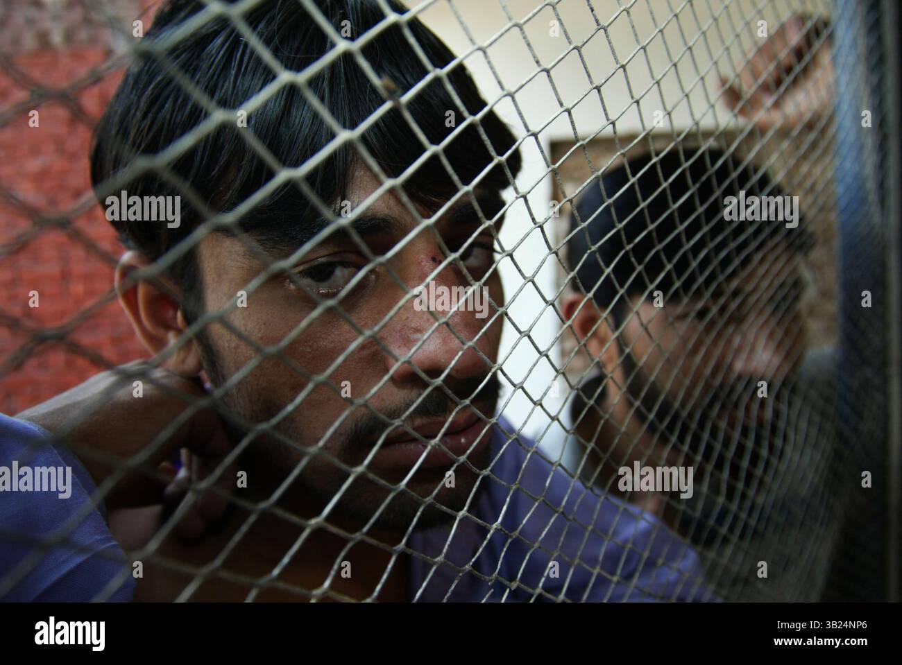 09 février 2009 - Peshawar, Pakistan - deux hommes attendent dans une clinique de désintoxication. Des milliers d'héroïnomanes vivent sous les ponts de peshawar, dans l'ouest du Pakistan. La plupart d'entre eux volent pour acheter de la drogue qui est très bon marché et disponible pour 1 euro par injection en afghanistan. (Crédit image : © ton Koene/ZUMAPRESS.com) Banque D'Images