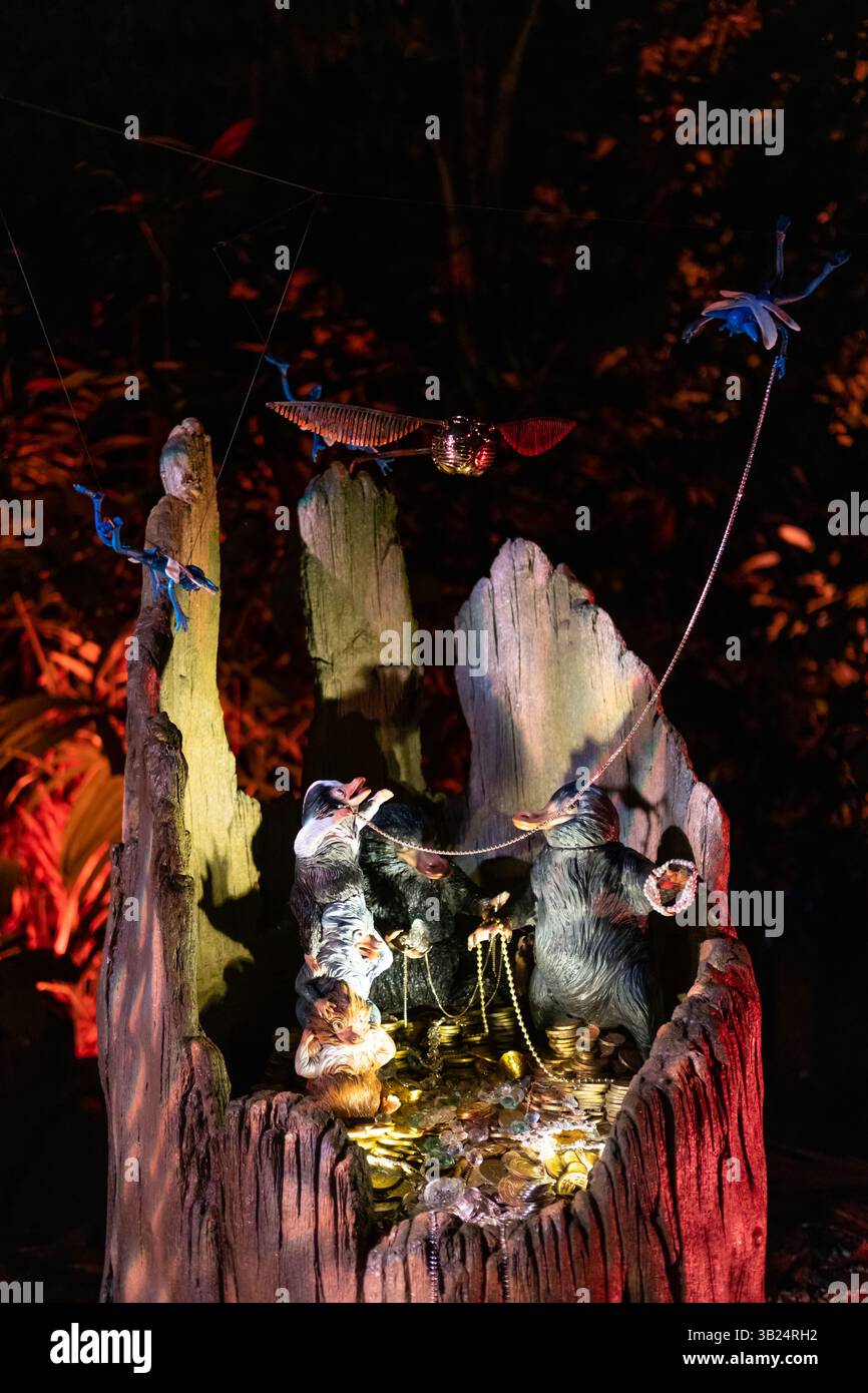 Singapour - 7 mars 2024 : Niffler avec une statue d'or à Harry Potter Forbidden Forest Experience à Siloso point, Coastal Trail, Sentosa. C'est extérieur Banque D'Images