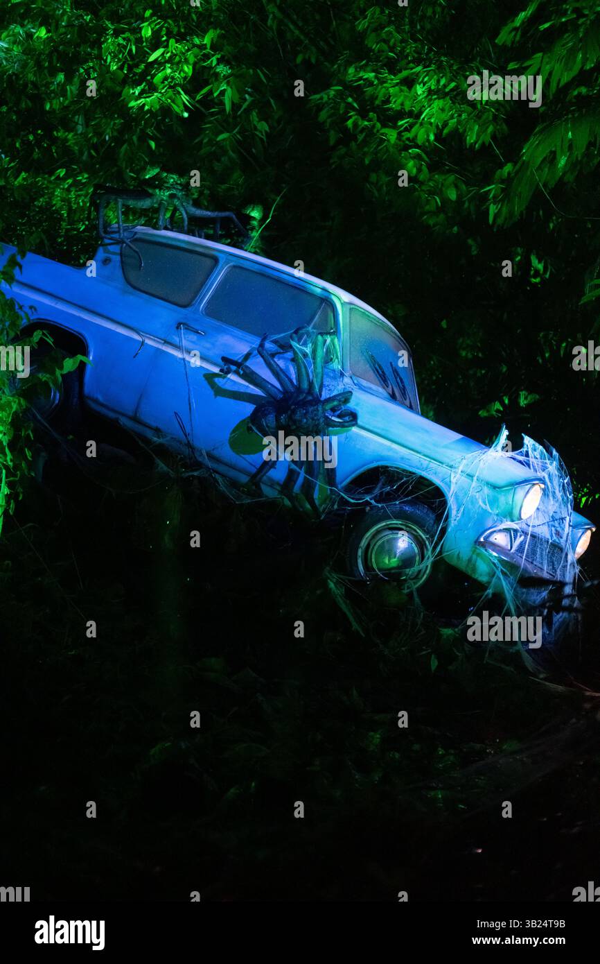 Singapour - 7 mars 2024 : la voiture volante du Weasley à Harry Potter Forbidden Forest Experience à Siloso point, Coastal Trail, Sentosa. C'est extérieur Banque D'Images
