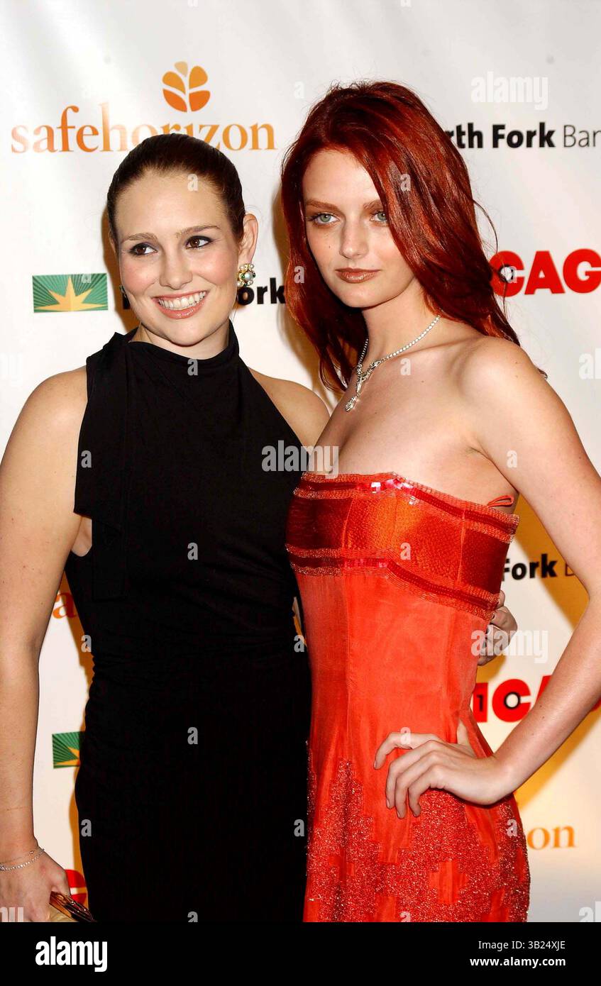 14 NOVEMBRE 2006 - NEW YORK, NEW YORK, ETATS-UNIS - I11378KBA.''CHICAGO'' CÉLÈBRE SA 10ÈME ANNÉE À BROADWAY AVEC UN GALA DE PRESTATIONS AU PROFIT DE L'ORGANISATION 'SAFEHORIZONS'. LE THÉÂTRE AMBASSADOR , NEW YORK New York. 11-14-2006. / / 2006.GILLIAN ET LYDIA HEARST(crédit image : © Ken Babolocsay/Globe photos/ZUMAPRESS.com) Banque D'Images