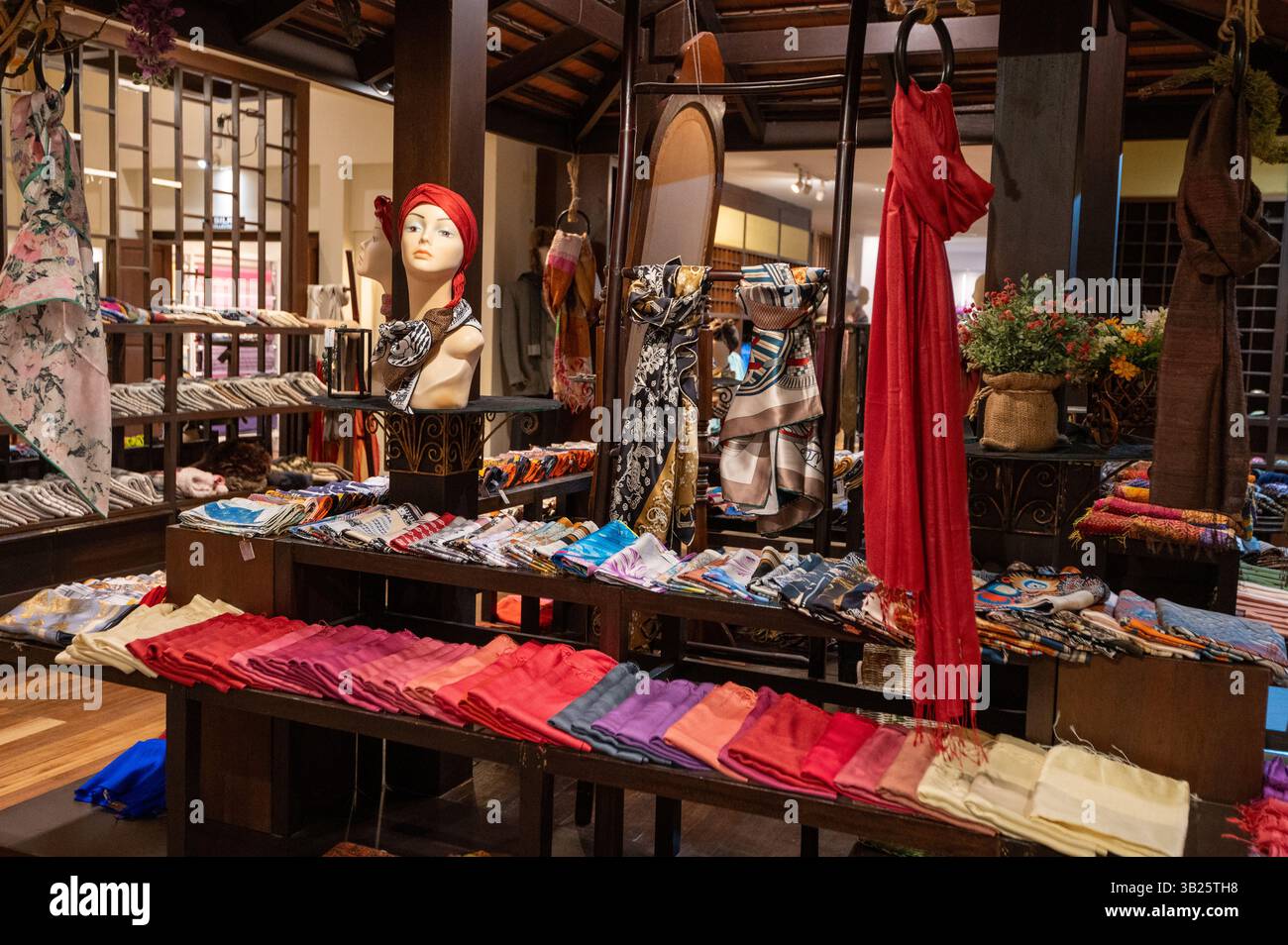 Dans le showroom de soie du « Thai Silk Village » situé à Ban Sanuan Nok, un village un quartier de Chiang mai, la deuxième plus grande ville de Thaïlande Banque D'Images