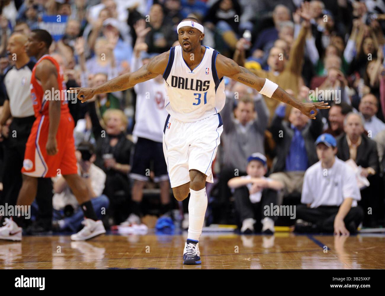 25 janvier 2011 : Jason Terry #31, garde-tireur des Dallas Mavericks, tient 3 doigts après avoir frappé un trois pointeurs lors d'un match NBA entre les Clippers de Los Angeles et les Dallas Mavericks au American Airlines Center de Dallas, TX Dallas a battu Los Angeles 112-105(crédit image : © Albert Pena/Cal Sport Media/ZUMAPRESS.com) Banque D'Images