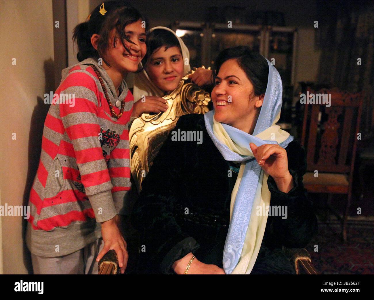 Dec. 02, 2009 - KABOUL, Texas, AFGHANISTAN - POUR LE MÉTRO - Fawzia Koofi, ministre du parlement afghan, s'entretient avec ses filles Shaharzad Koofi, 11 ans (à gauche) et Shuhra Koofi, 10 ans, à leur domicile le dimanche 6 décembre 2009 à Kaboul, Afghanistan. Fawzia est l'une des 91 femmes au parlement afghan. POUR LE BLOG SIG. (Crédit image : © San Antonio Express-News/ZUMApress.com) Banque D'Images