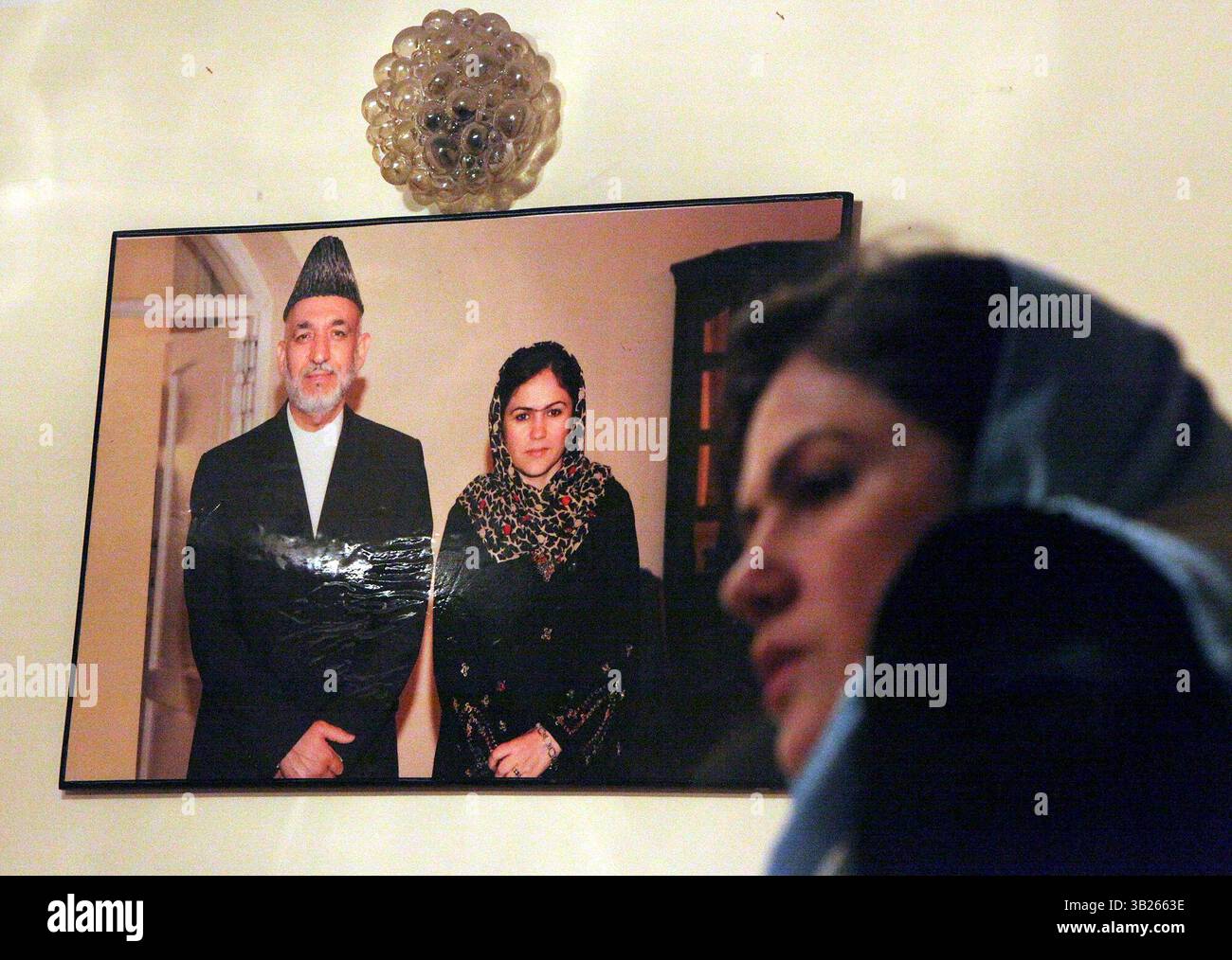 Dec. 02, 2009 - KABOUL, Texas, AFGHANISTAN - POUR LE MÉTRO - Une photo du président afghan Hamid Karzai avec Fawzia Koofi, qui est ministre du parlement en Afghanistan, est accrochée à sa maison dimanche 6 décembre 2009 à Kaboul, Afghanistan alors qu'elle répond aux questions. Fawzia est l'une des 91 femmes au parlement afghan. POUR LE BLOG SIG. (Crédit image : © San Antonio Express-News/ZUMApress.com) Banque D'Images