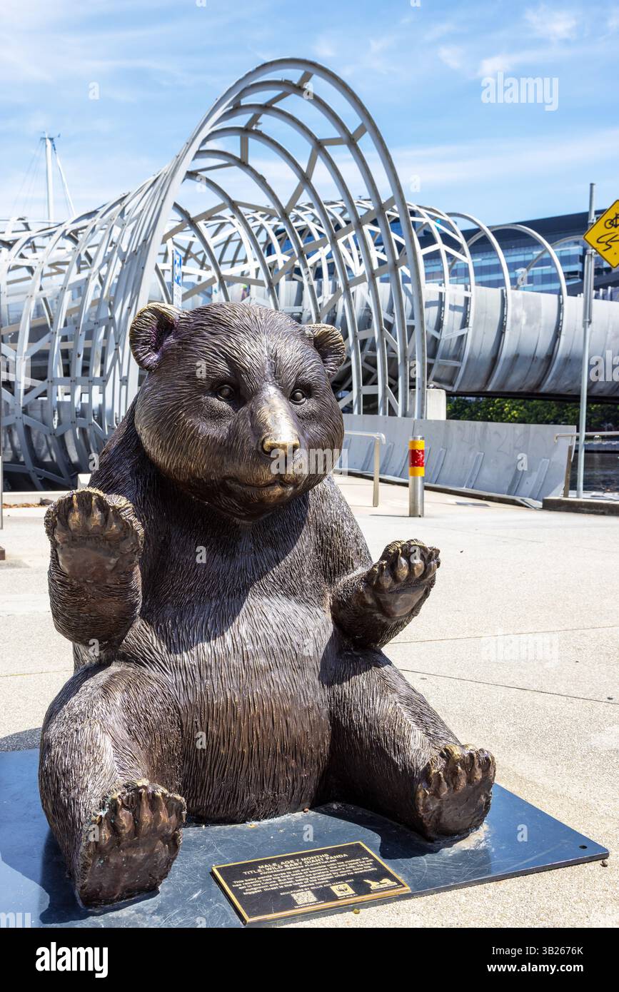 Melbourne, Australie - 21 janvier 2023 : sculpture publique en bronze de Wild Baby Giant Panda, par Gillie et Marc, sur les rives de la rivière Yarra, Melbourne, Aus Banque D'Images