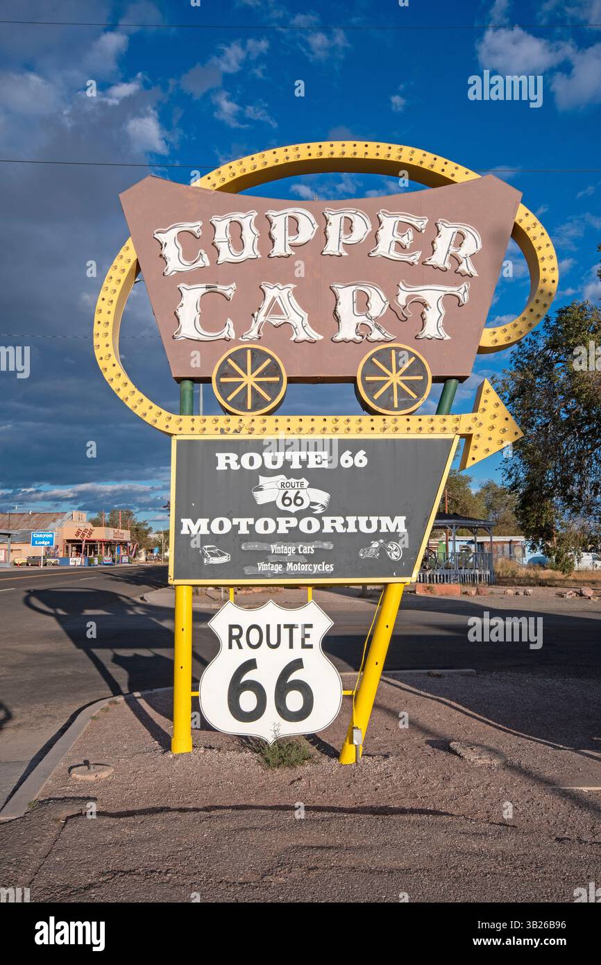 Enseigne de l'ancien restaurant Copper Cart (aujourd'hui magasin de souvenirs route 66 Motoporium) le long de la route 66 à Seligman, comté de Yavapai, Arizona, États-Unis Banque D'Images
