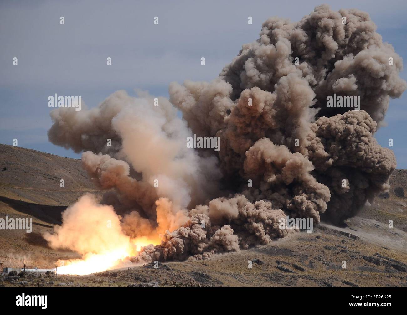 Sep 10, 2009 - Promontory, Utah, États-Unis - la NASA et alliant Techsystems (NYSE : ATK) sont entrés dans l'histoire aujourd'hui en réalisant le premier essai du premier étage du moteur fusée solide à cinq segments Ares I, marquant les premiers pas dans une nouvelle ère de l'exploration spatiale. C'est le propulseur d'appoint solide le plus puissant et le plus fiable au monde, et il est prévu pour les fusées Ares I et Ares V de la NASA. (Crédit image : © Gene Blevins/ZUMA Press) Banque D'Images