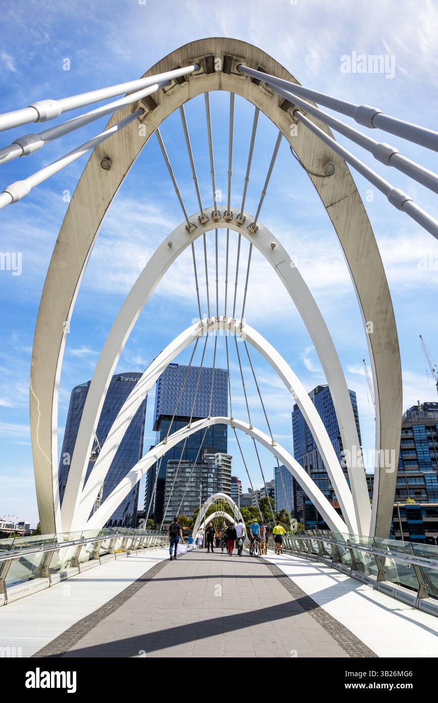 Melbourne, Australie - 21 janvier 2023 : vue de l'autre côté du pont piétonnier Seafarers Bridge, une passerelle sur la rivière Yarra, entre Docklands et South Banque D'Images
