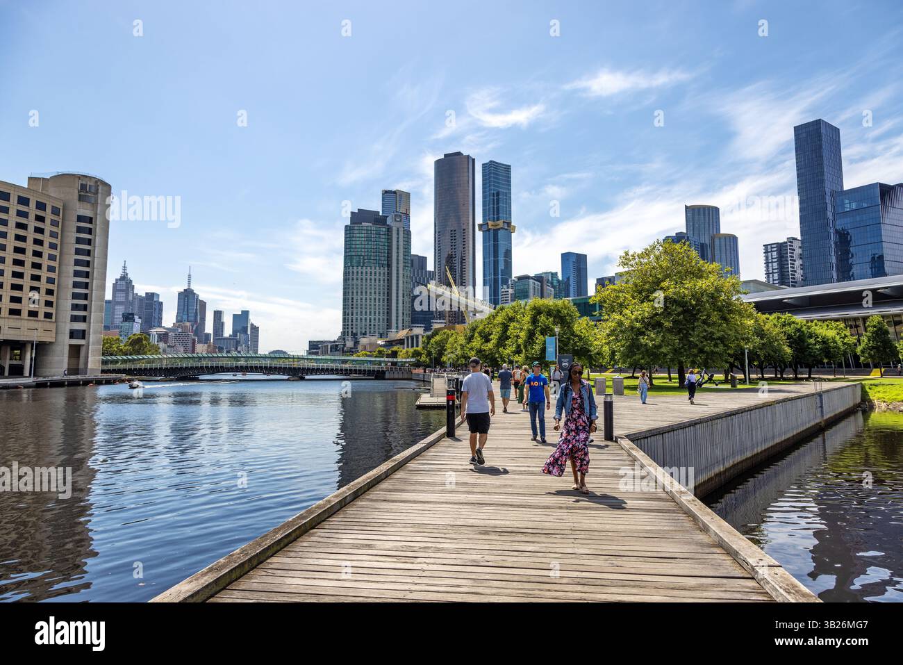 Melbourne, Australie - 21 janvier 2023 : les piétons profitent de la promenade Yarra River Boardwalk, une promenade longeant la rive de la rivière à Melbourne, dans l'Aus Banque D'Images