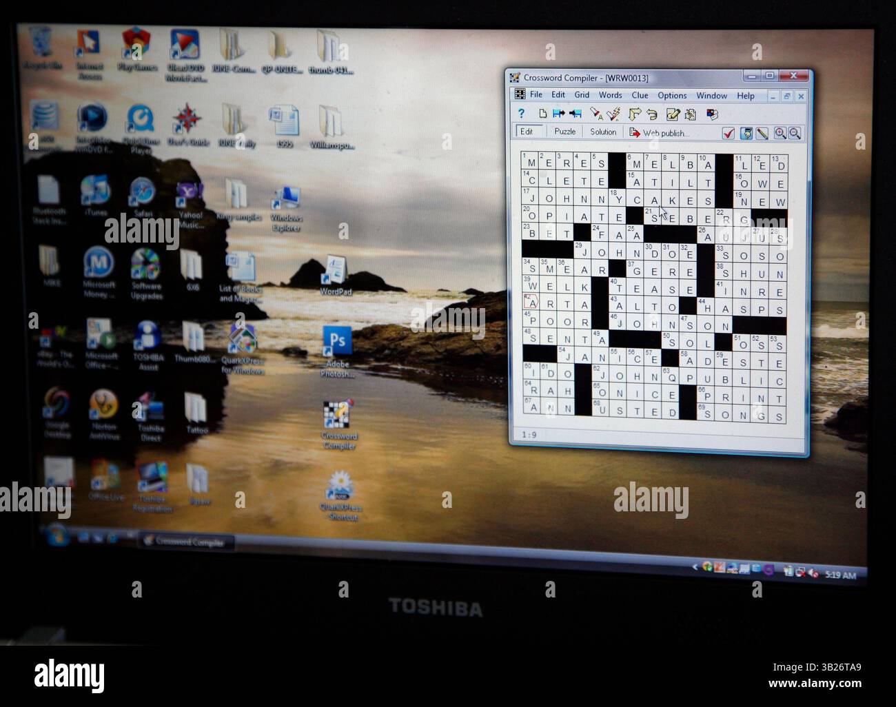 KERI WIGINTON | Times. PT 311366 WIGI williams 2 (09/1/2009 Dade City) Wayne Robert Williams, 61 ans, qui crée des mots croisés depuis 40 ans, édite ses énigmes sur son ordinateur portable presque tous les jours. ''cela a été très gratifiant'', a déclaré Williams, qui a récemment commencé à syndiquer son propre travail. ''quand vous êtes créatif, vous aimez ce que vous faites. (Crédit image : © créé Petersburg Times/ZUMA Press) Banque D'Images