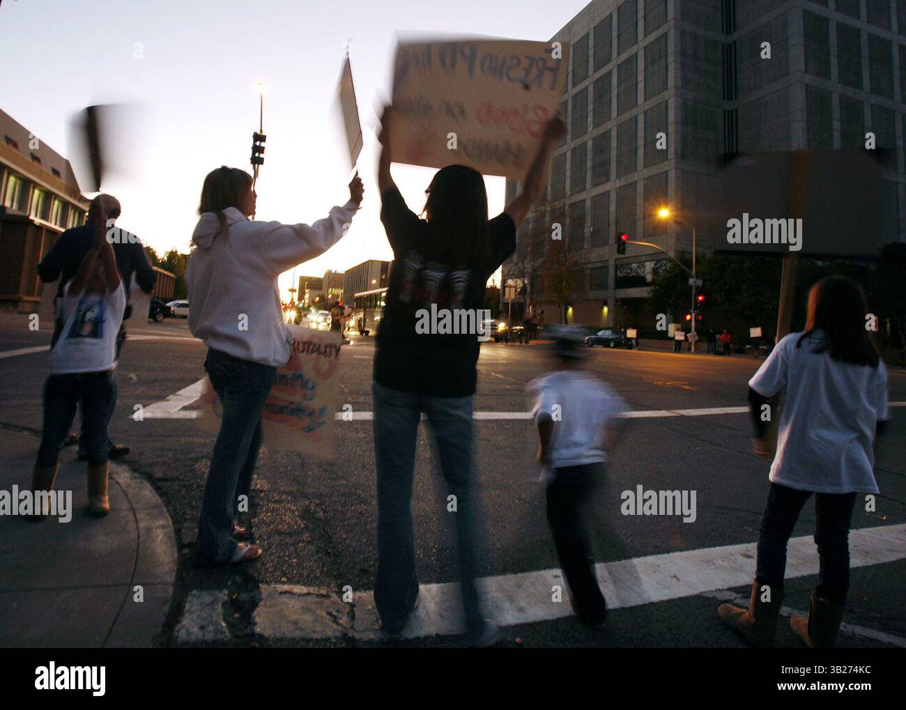 FRESNO, CA. 11/6/9 MTD EPZ POLICE CORNER 1 les membres de la famille de Steven Vargas ainsi que d'autres se tiennent au coin des rues Fresno et M en face de la prison du comté de Fresno agitant des pancartes devant la circulation qui appelle au licenciement du chef de la police de Fresno, Jerry Dyer, vendredi au crépuscule, le 6 novembre 2009. Vingt-sept personnes s'étaient rassemblées devant les médias au siège du département de police de Fresno pour une conférence de presse critiquant le chef de la police de Fresno et qualifiant les politiques du département de police de racistes. Après les discours prononcés lors de la conférence de presse, le groupe a marché à un pâté de maisons vers le J. Banque D'Images