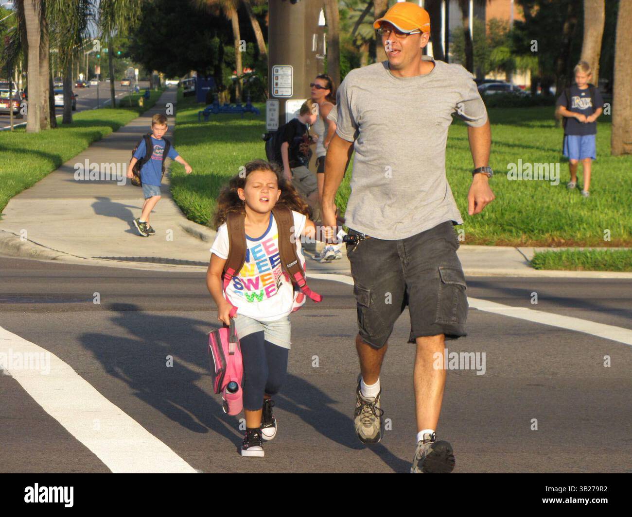 CHERIE DIEZ | Times. SP 310977 DIEZ SCHOOL 2 (08/25/2009 ST. PETERSBURG) Manuel Bessudo se précipite avec sa fille, Joy Bessudo, 9 ans, à l'est par 66 degrés puis au sud par 5th Ave. N pour qu'elle puisse attraper son bus scolaire pour Perkins. Élémentaire où elle commencera la 4e année aujourd'hui. Les parents de plusieurs écoles ont reçu l'intersection achalandée comme arrêt de bus, mais ils n'ont pas dit quel coin. [CHERIE DIEZ, Times] (crédit image : © appartenant Petersburg Times/ZUMA Press) Banque D'Images